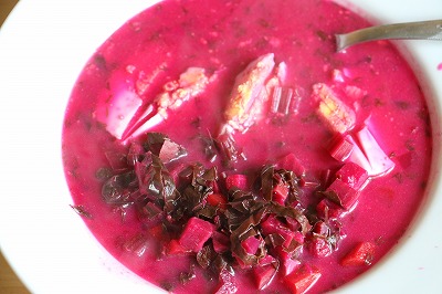 鮮やかな赤色が特徴のビーツのスープ、バルシチ