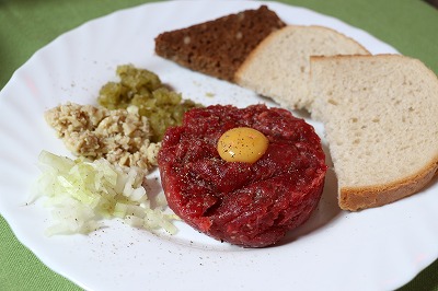 新鮮な生肉を楽しむポーランド風タルタルステーキ