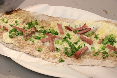 長いバゲットに乗せて焼くポーランド風ピザ、ザピエカンカ