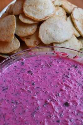 鮮やかなピンク色の冷製スープ、フォドニック