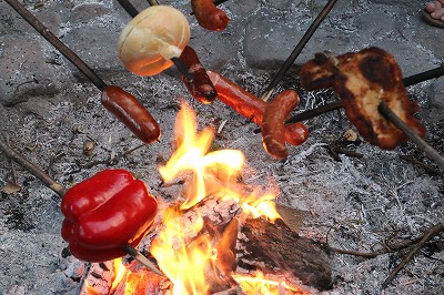 長い棒にソーセージを刺して焼くポーランド式BBQ