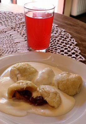 プラムが入った甘い団子料理、クネドレ