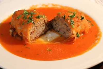 トマトソースで煮込んだポーランドのロールキャベツ