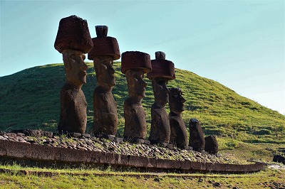 草原に立つモアイ像