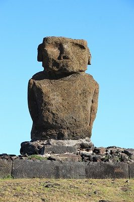 一人立つモアイ