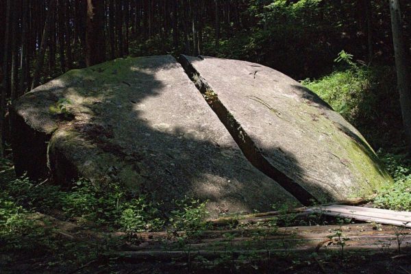 La roca Yagyu Ittoseki partida en dos