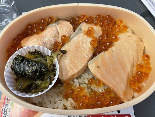 Ekiben de salmón y huevas Harako Meshi