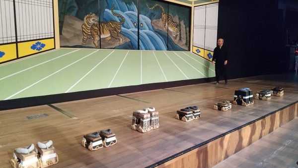 Sandalias de plataforma elevada usadas por los maestros de Bunraku