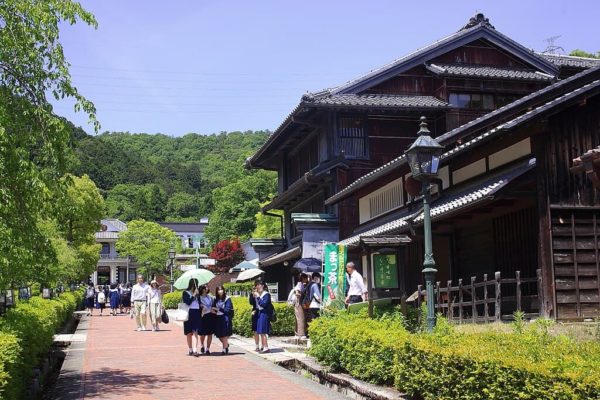 Edificio de ladrillo rojo en el museo Meiji Mura
