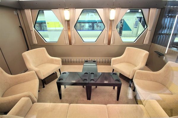 Interior lujoso del tren Spacia X