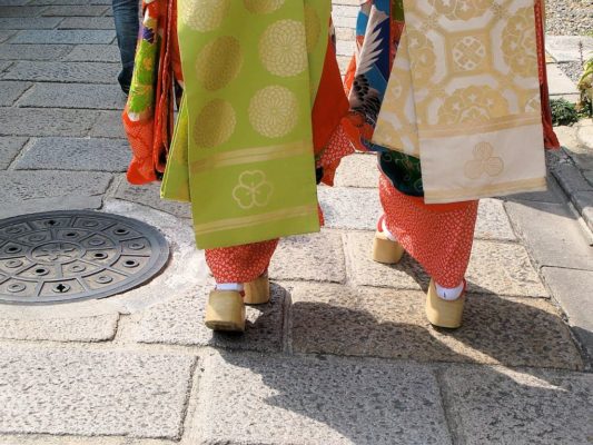 Detalle de los zapatos Okobo de una Maiko