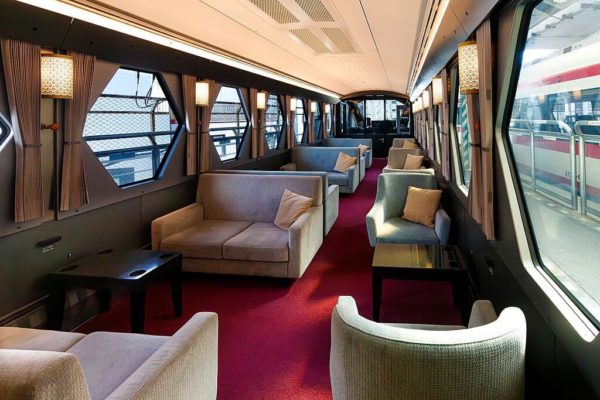 Exterior moderno del tren Spacia X