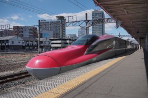 Tren Komachi rojo intenso