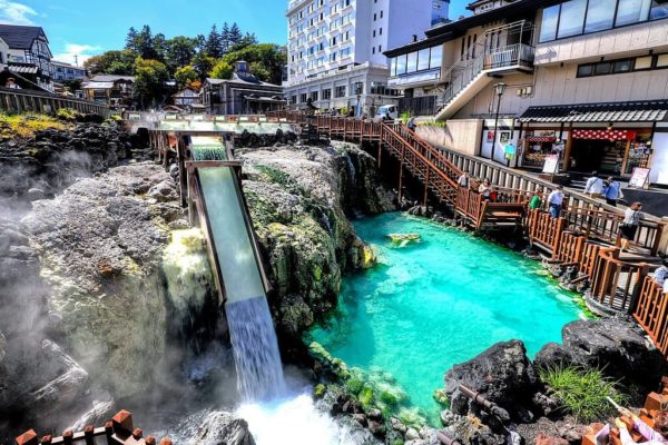 Vista del Yubatake en Kusatsu Onsen