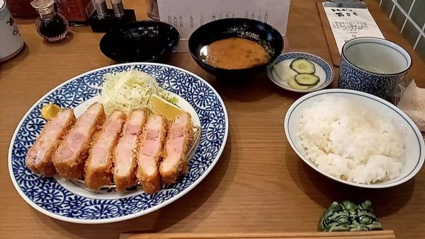 Tonkatsu crujiente servido en plato