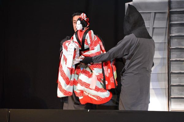 Escena dramática de una obra histórica de Bunraku