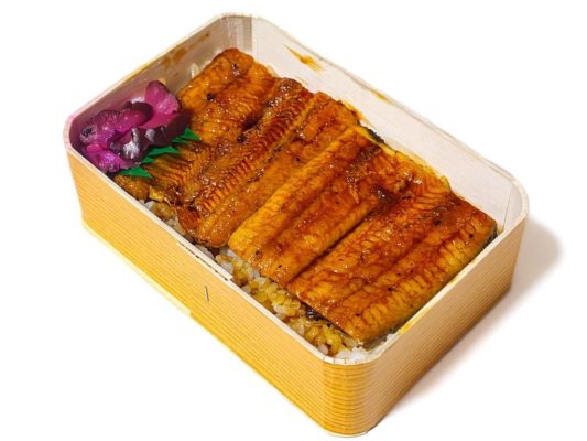 Unaju, anguila sobre arroz en caja lacada