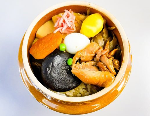 Ekiben Toge no Kamameshi en olla de barro