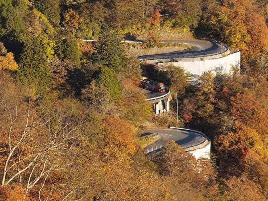 Carretera serpenteante de Irohazaka con autobús