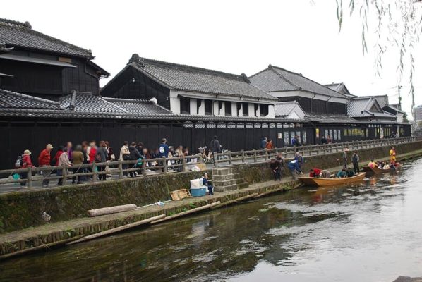 Vistas de los almacenes tradicionales desde el río Uzuma en Tochigi