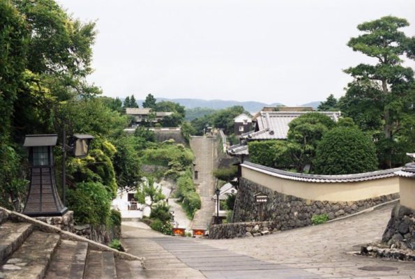 Cuesta de piedra tradicional en Kitsuki, Oita